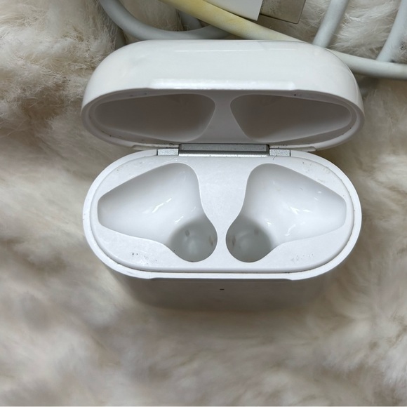AirPods 2nd Gen Wireless Earbuds with Charging Case and Cable - Picture 5 of 12